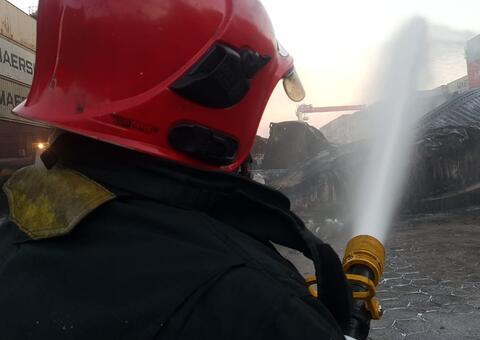 Contêiners continuam em chamas um dia após raio atingir o Porto Chibatão