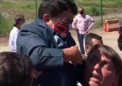 Bolsonaro carrega anão e vídeo viraliza: ‘confundiu com uma criança?’