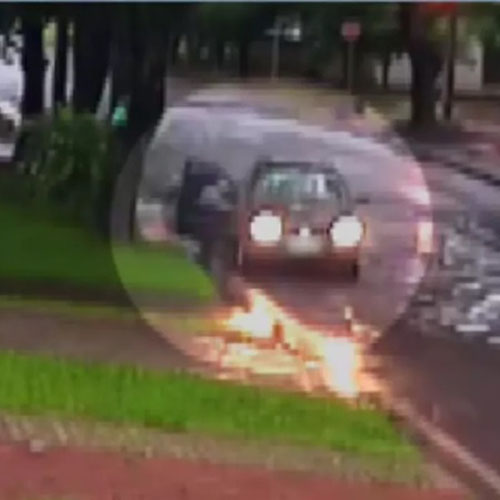 Câmeras flagram pessoa abandonando bebê de cinco dias na sarjeta