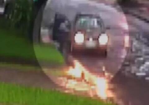 Câmeras flagram pessoa abandonando bebê de cinco dias na sarjeta