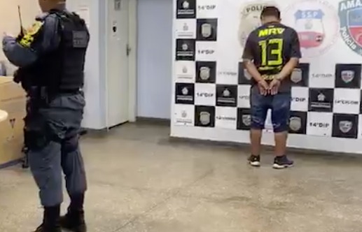 Homem com arma de fogo é preso em bar de Manaus