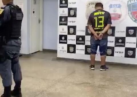 Homem com arma de fogo é preso em bar de Manaus
