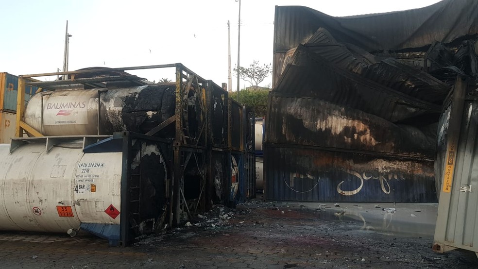 Bombeiros encerram rescaldo após incêndio no Porto Chibatão