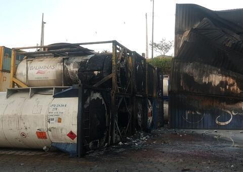 Bombeiros encerram rescaldo após incêndio no Porto Chibatão