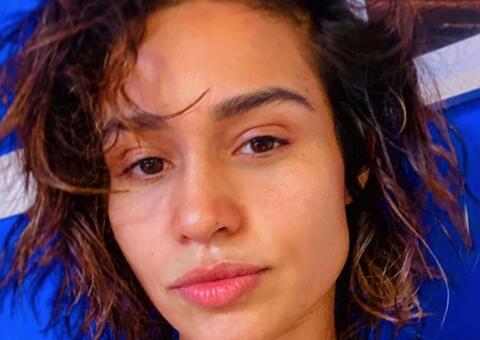 Nanda Costa pede a namorada Lan Lanh em casamento 