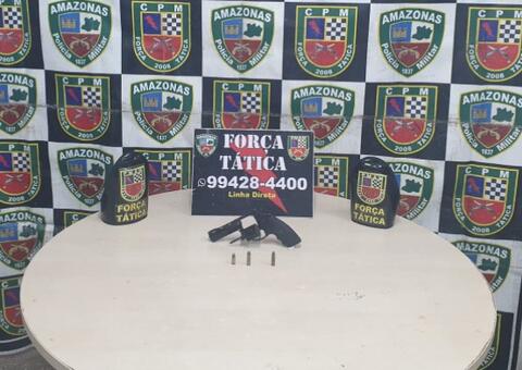 Homem é preso ao ser flagrado 'passeando' armado em rua de Manaus 