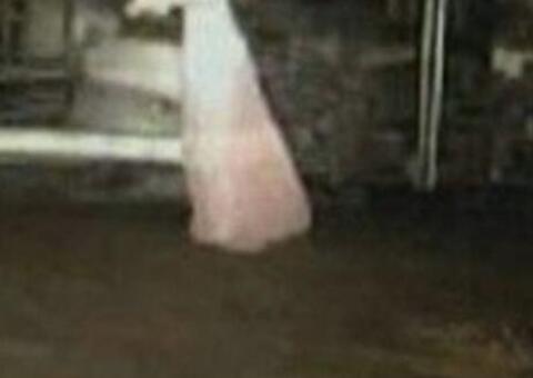 ‘Noiva fantasma’ aparece em câmera de segurança durante madrugada 