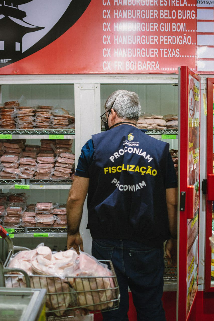 Procon apreende mais de 50 kg de alimentos vencidos em comércio de Manaus 