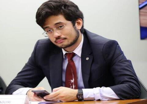 Deputado Kim Kataguiri esquece câmera ligada e toma banho durante live