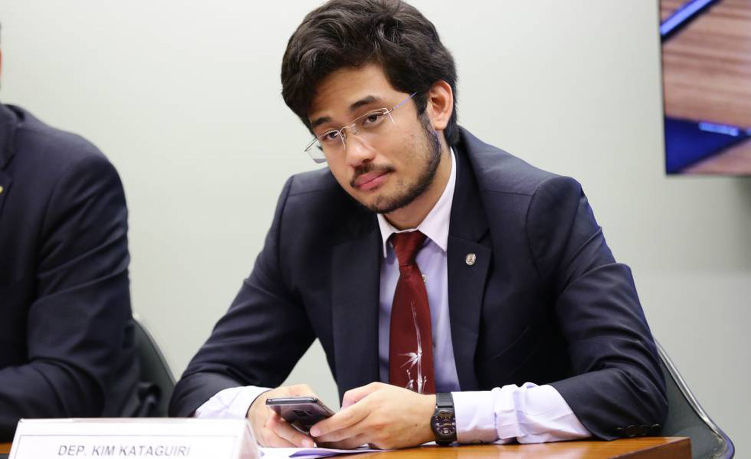 Deputado Kim Kataguiri esquece câmera ligada e toma banho durante live