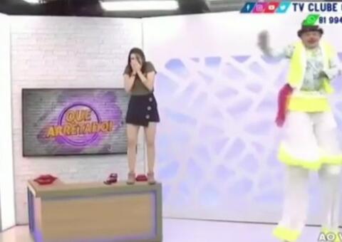 Apresentadora se desespera e sobe em bancada ao vivo com medo de baratas