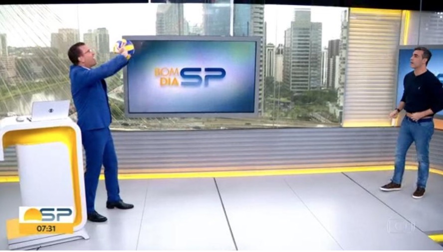 Rodrigo Bocardi joga vôlei ao vivo no ‘Bom Dia SP’ 
