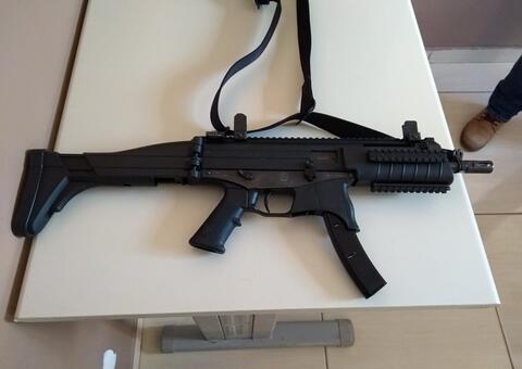 Homem é preso com submetralhadora e drogas em Manaus