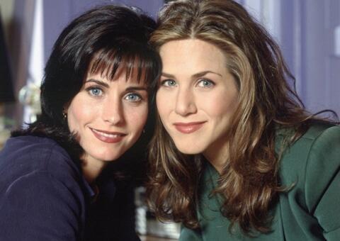 Jennifer Aniston e Courtney Cox se encontram para jogar sinuca