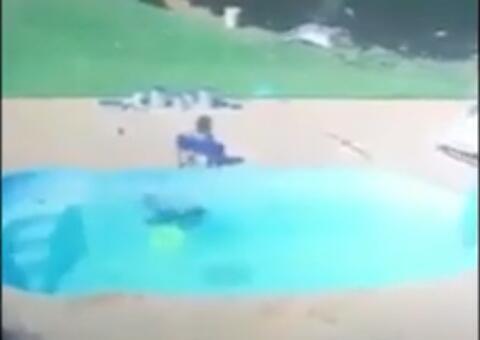 Vídeo mostra menino de 3 anos salvando amigo de afogamento em piscina 