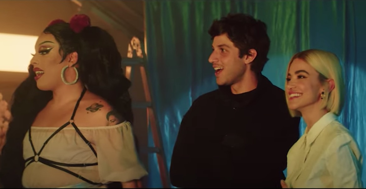 Manu Gavassi lança clipe com participação Chay Suede e Laura Neiva