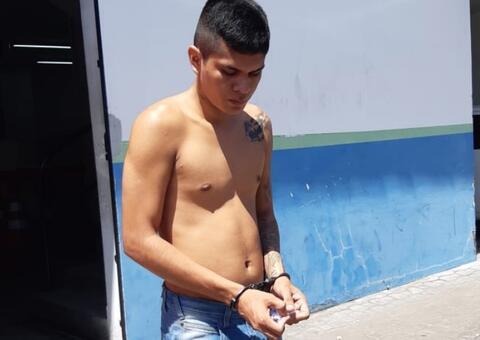 Jovem que assaltou e esfaqueou vítima em ponto de ônibus é preso em Manaus