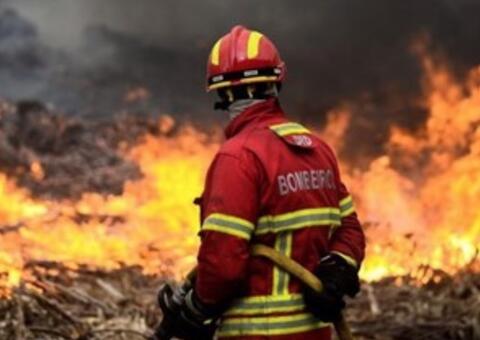 Incêndio destrói casa e interrompe abastecimento de energia em Manaus