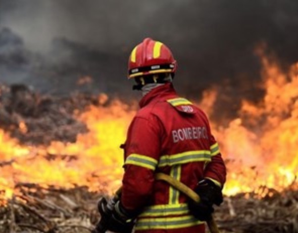 Incêndio destrói casa e interrompe abastecimento de energia em Manaus