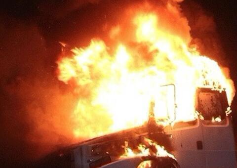 Homem com ciúmes incendeia caminhão de ex-namorado da amante