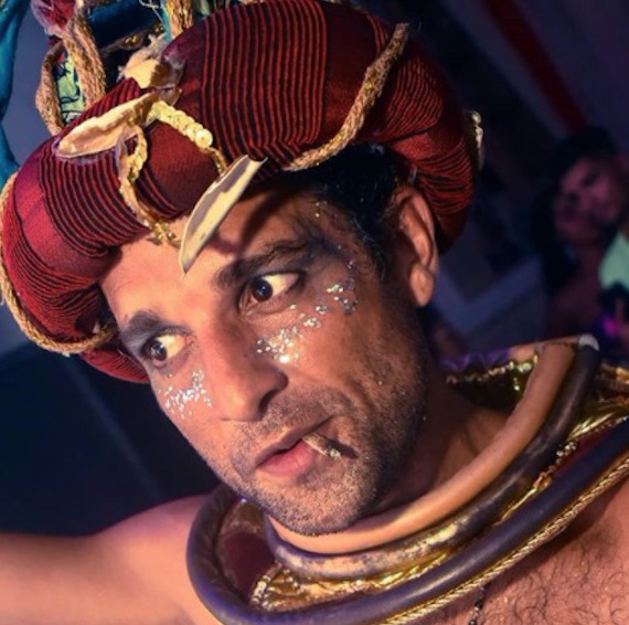 Ex-ator mirim da Globo trabalha como artista de rua