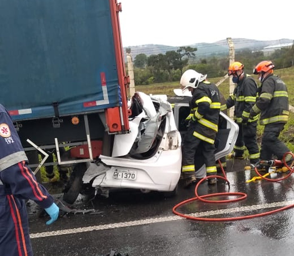 Vídeo: três morrem após carro bater na traseira de caminhão em estrada
