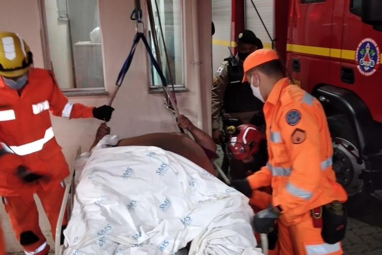 Homem com 250 kg morre após ficar 8h em ambulância esperando atendimento
