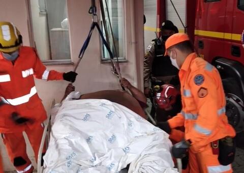 Homem com 250 kg morre após ficar 8h em ambulância esperando atendimento