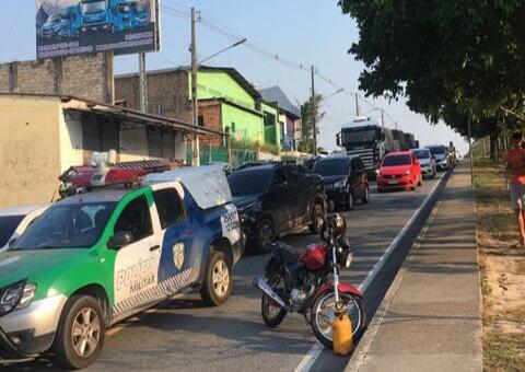 Acidente deixa vítima lesionada e trânsito engarrafado em Manaus 