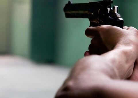 Criminosos dão tiro na mão de vítima durante tentativa de assalto em Manaus