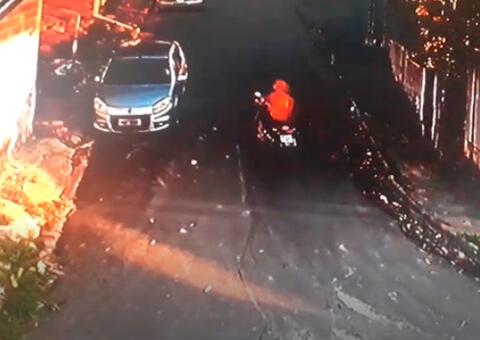 Vídeo mostra motoqueiros armados assaltando motorista de App em Manaus 