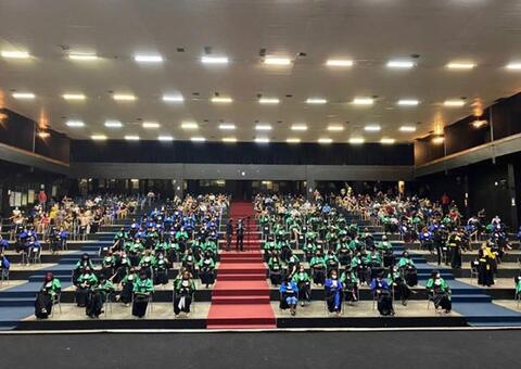 Universidade Nilton Lins realiza colação de grau 