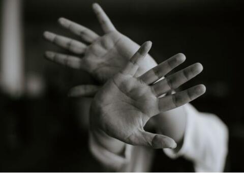 Namorado espanca grávida de 5 meses no meio da rua