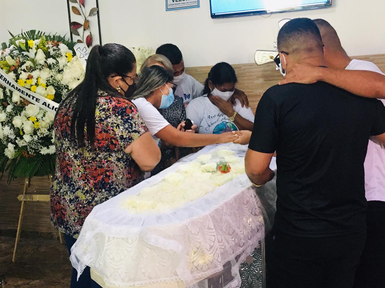 Velório de adolescente assassinada na Holanda é marcado por dor e revolta 