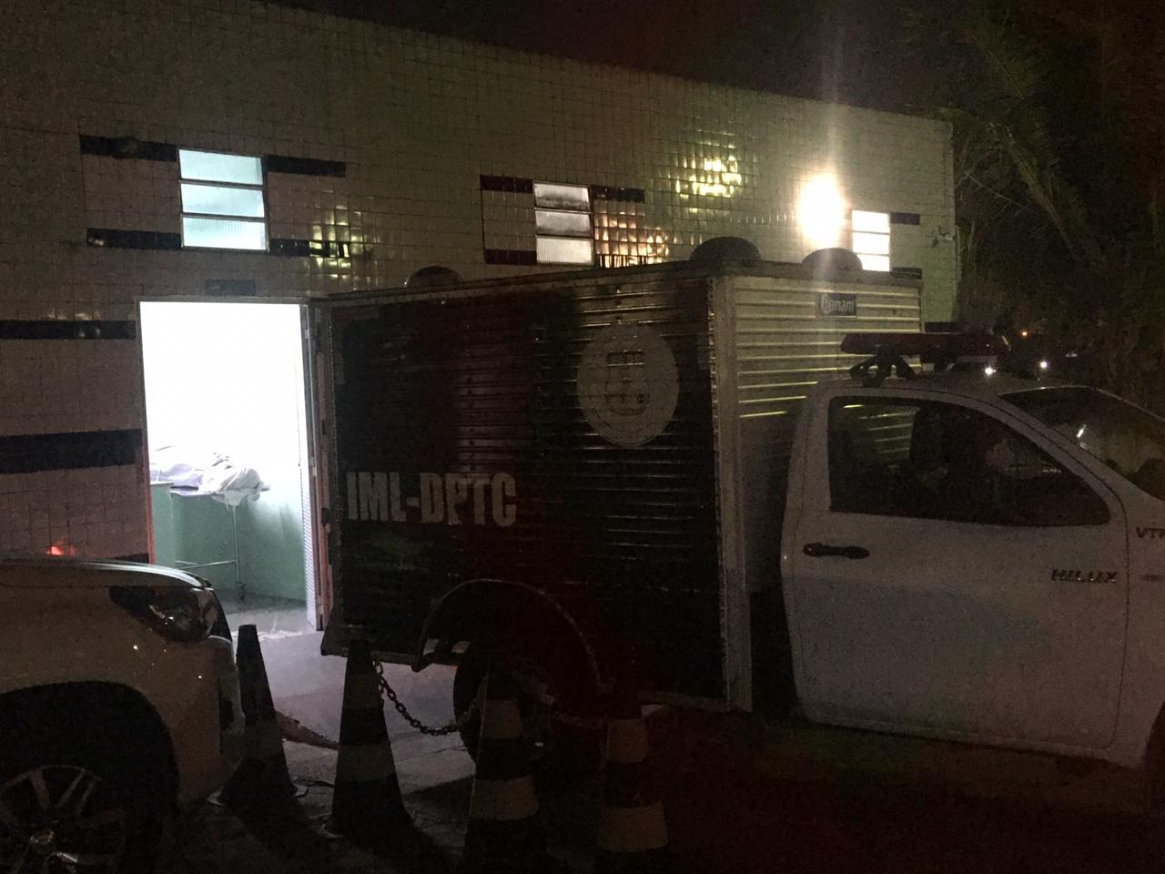 Mãe tenta salvar filho de ser executado, mas adolescente morre em Manaus 