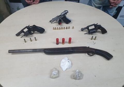 Dupla é presa ao fazer 'delivery' de armas para facção criminosa em Manaus