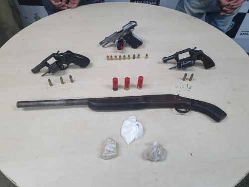 Dupla é presa ao fazer 'delivery' de armas para facção criminosa em Manaus