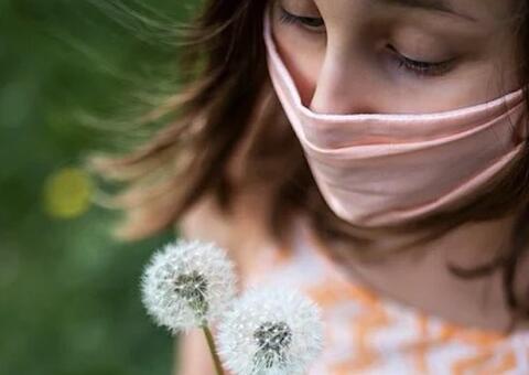 Crianças com 12 anos ou mais devem usar máscaras como adultos, diz OMS