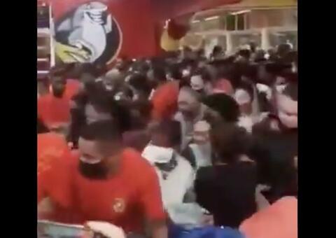 Vídeo bizarro mostra multidão ignorando coronavírus e invadindo loja 