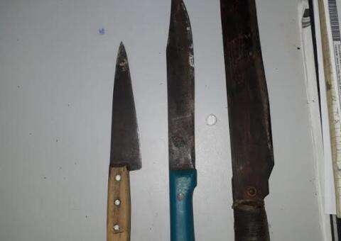 Com terçado, adolescente ameaçar decepar mulher durante assalto no Amazonas