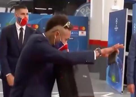 Neymar chega ao som de ‘Só love’ e web reage: ‘merece esse título’