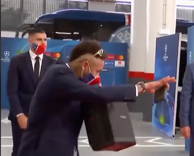 Neymar chega ao som de ‘Só love’ e web reage: ‘merece esse título’