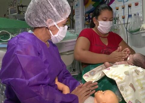 Prematuros recebem massagem e banho de ofurô em maternidade de Manaus