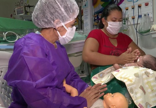 Prematuros recebem massagem e banho de ofurô em maternidade de Manaus