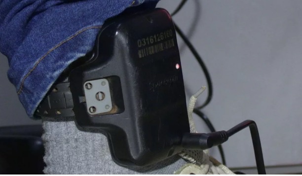 Ex-detento se recusa a devolver tornozeleira eletrônica: 'melhor coisa'