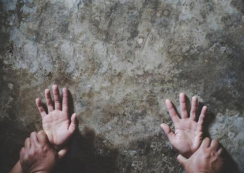 Jovem é preso por estuprar a irmã de 8 anos enquanto mãe estava na igreja