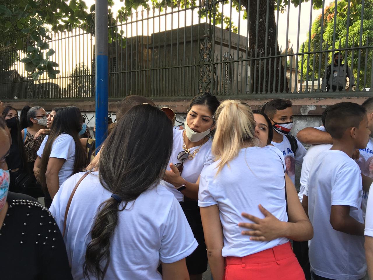 Choros e protestos marcam enterro de amazonense assassinada na Holanda