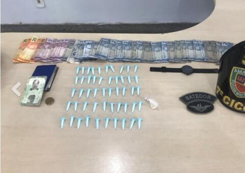 Homem é preso ao tentar esconder bolsa com drogas em Manaus