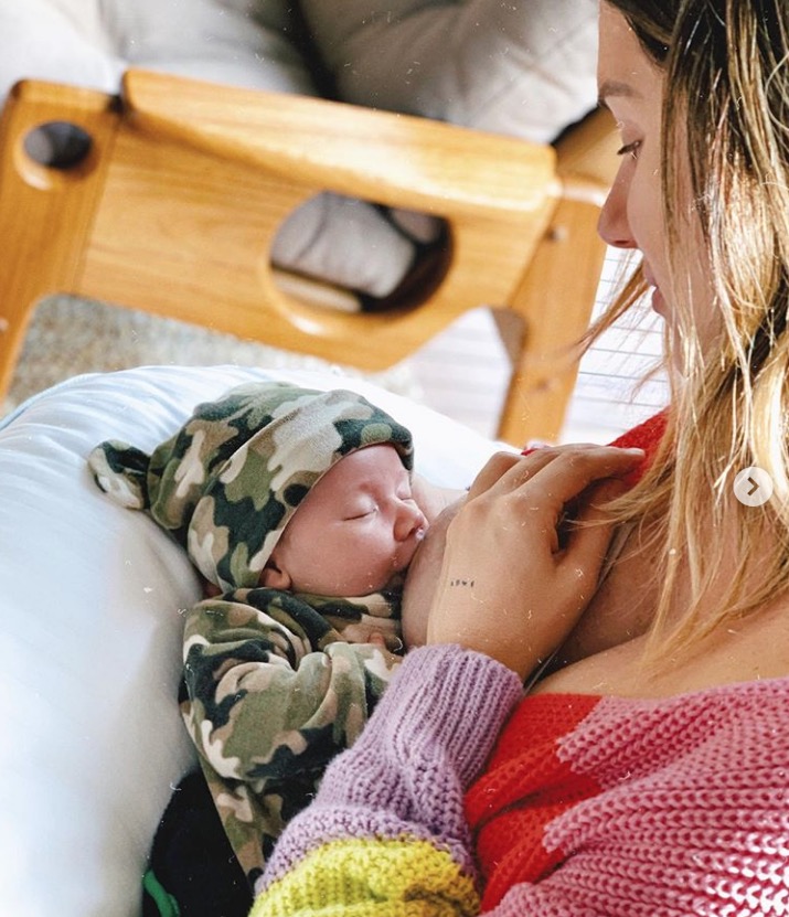 Giovanna Ewbank mostra fotos amamentando Zyan e encanta 