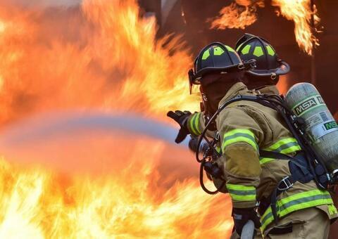 Incêndio devasta casa e deixa moradores só com a roupa do corpo em Manaus